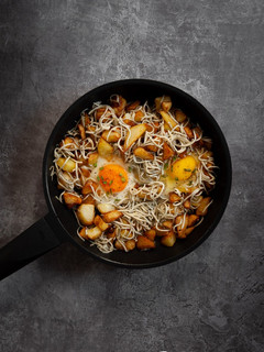 Una foto de Huevos rotos con gulas