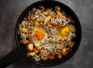 Una foto de Huevos rotos con gulas