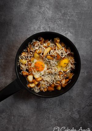 Una foto de Huevos rotos con gulas