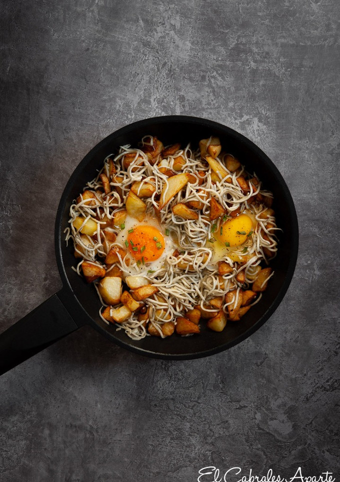 Una foto de Huevos rotos con gulas