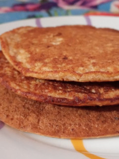 Una foto de Hot cakes de avena, manzana y frutilla