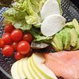 Salade avocat saumon fumé tomates cerises et pommes vertes