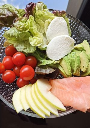 Une photo de Salade avocat saumon fumé tomates cerises et pommes vertes
