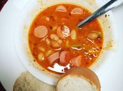 Una foto de sopa de garbanzos y verdura