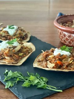 Una foto de Tostadas de tinga de setas o champiñones vegetarianas