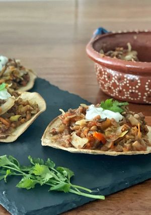 Una foto de Tostadas de tinga de setas o champiñones vegetarianas