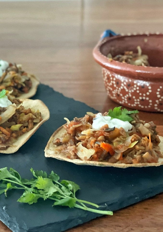 Una foto de Tostadas de tinga de setas o champiñones vegetarianas