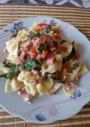 Una foto de Ensalada de corbatas con espinaca y tocino