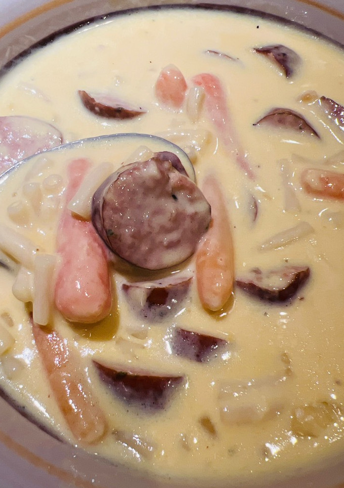 A picture of Mac & Cheese Chowder.