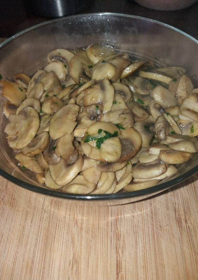 Una foto de Champiñones al picadillo con vino blanco