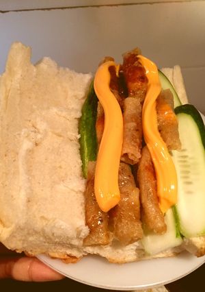 Hình của món Bánh mì kẹp chả ram.
