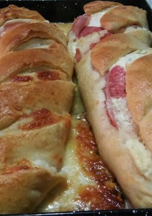 Una foto de Pan relleno de jamón y queso