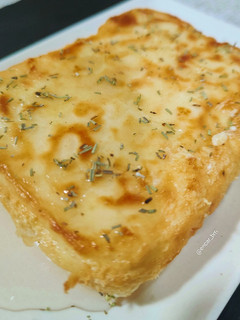 Una foto de Feta saganaki con sirope y romero