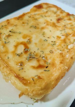 Una foto de Feta saganaki con sirope y romero