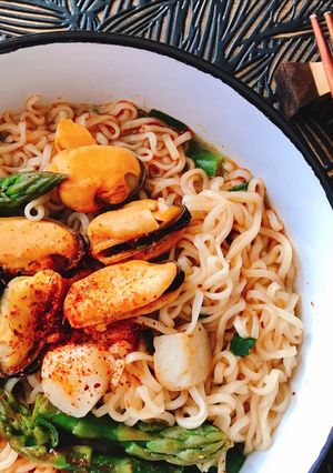 Hình của món Mì Ăn Liền Lẩu Thái Nấu Trai Đen & Măng Tây.