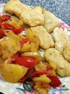 Una foto de Merluza en tempura con patatas a la portuguesa. 🇵🇹