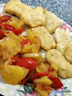Una foto de Merluza en tempura con patatas a la portuguesa. 🇵🇹