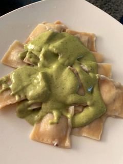 Una foto de Ravioles al pesto