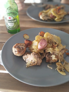Una foto de Pollo troceado al horno