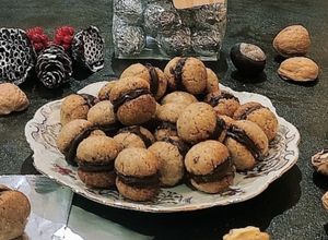 Foto di I miei baci di dama alle noci e castagne