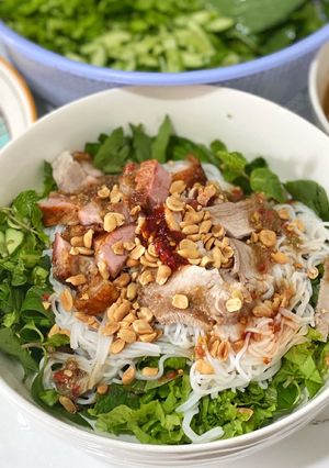 A picture of Bún Mắm Nêm with Boiled Pork.