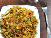 Una foto de arroz chaufa con vegetales