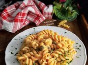 Una foto di salsa di pomodoro capperi