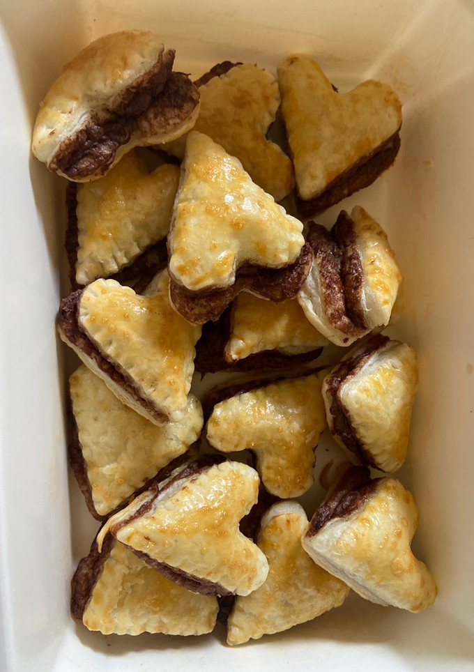 Una foto de Corazones de hojaldre con Nutella❤️🍫