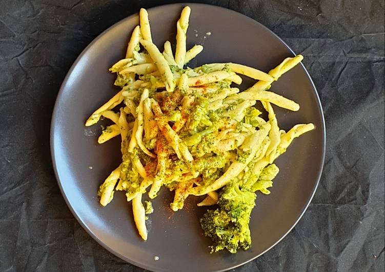 Caserecci con broccoli verdi e acciughe