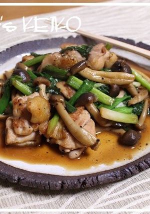 A picture of Teriyaki Chicken and Shimeji Mushroom Stir-Fry with Black Pepper.