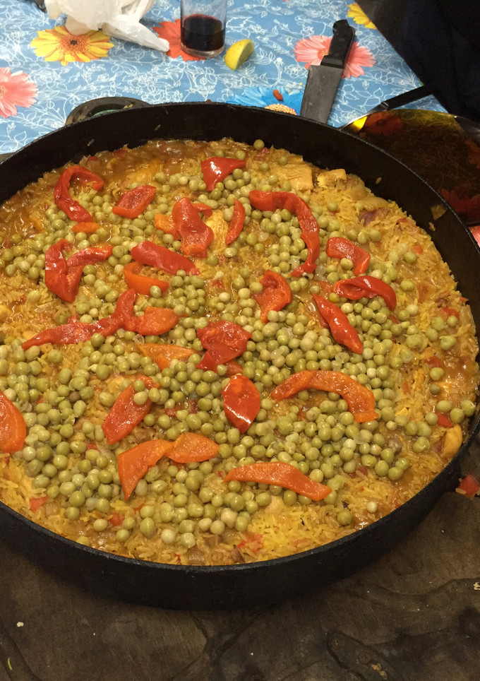 Una foto de Arroz con Pollo hecho en un disco de arado