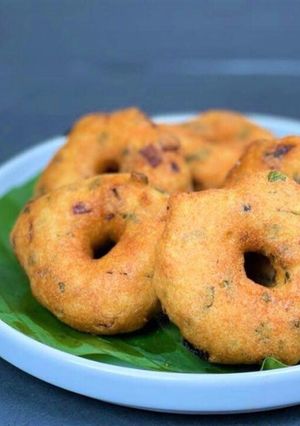 A picture of Medu vadai.