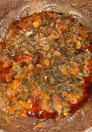 A picture of Palak Tamatar curry with cream.