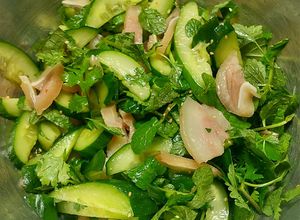 Hình của món Nộm tai heo, dưa chuột.