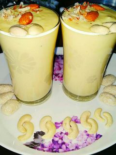 बादाम मिल्क शेक (badam milkshake recipe in marathi) रेसिपी चे मुख्य फोटो