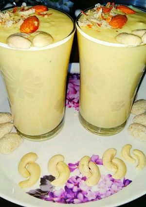 बादाम मिल्क शेक (badam milkshake recipe in marathi) रेसिपी चे मुख्य फोटो 