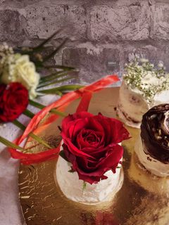 صورة لوصفة كب كيك بطبقتي الفانيلا وريد فيلفيت