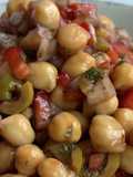 Salada de grão-de-bico com morangos e feta