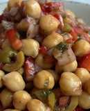 Salada de grão-de-bico com morangos e feta