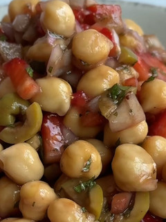 Foto de Salada de grão-de-bico com morangos e feta