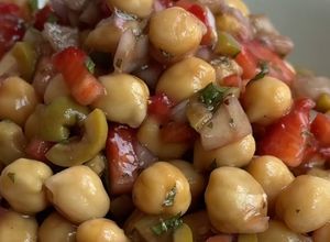Foto de Salada de grão-de-bico com morangos e feta
