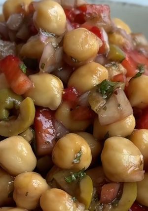 Foto de Salada de grão-de-bico com morangos e feta