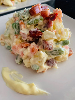 Una foto de Ensaladilla con ibéricos