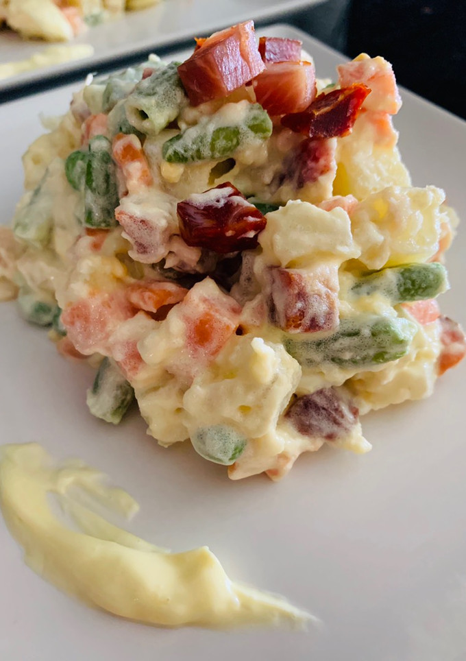 Una foto de Ensaladilla con ibéricos