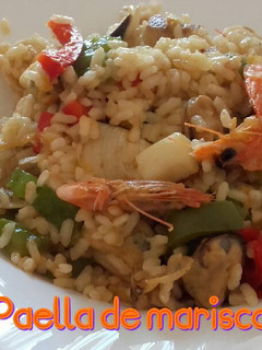 Una foto de Paella de marisco*