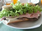 Una foto de aderezos para sándwich