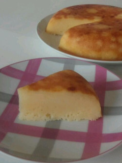 A picture of Sliced Cheese & Pancake Mix Rice Cooker Cheesecake.