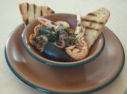 Una foto di zuppa di pesce cozze