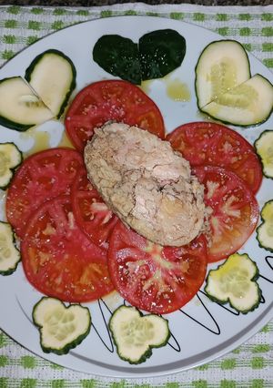 Una foto de Tomate de temporada con pepino y bonito del norte