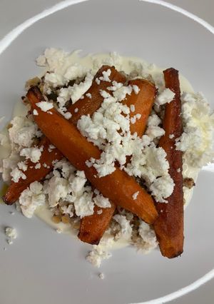Une photo de Carottes rôties, feta et mélange de céréales
